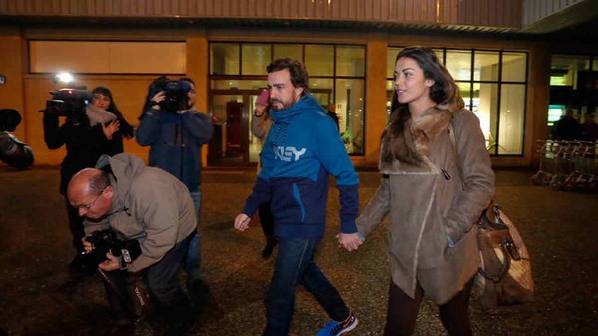 Fernando Alonso y Lara Álvarez en el aeropuerto de Avilés.