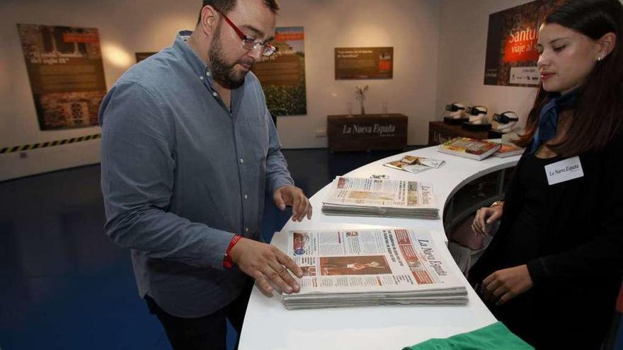 El candidato a la secretaría general del PSOE de Asturias, Adrián Barbón, en el stand de LA NUEVA ESPAÑA en la Feria Internacional de Muestras de Asturias, que se celebra estos días en Gijón.