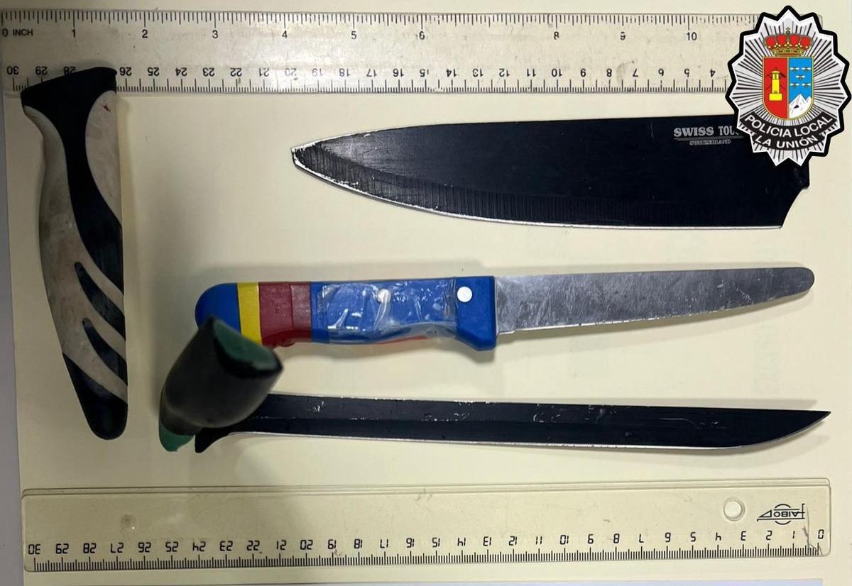 Los miembros de los cuerpos de seguridad requisaron tres cuchillos de grandes dimensiones.