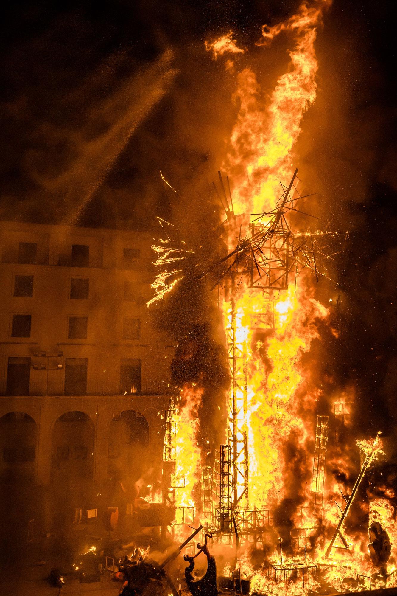 Así ha sido la cremà el monumento Oficial y las Hogueras 2022