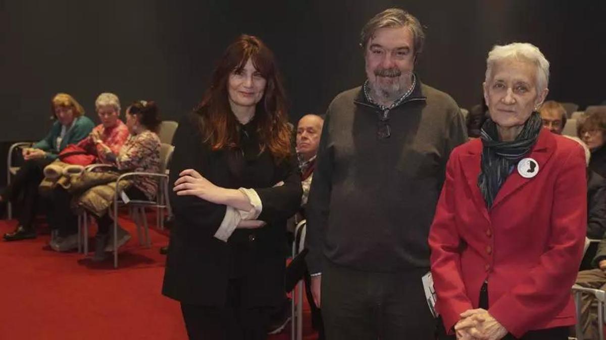 Por la izquierda, María Antonia Mateos, Miguel Ángel Villena y Carmen Suárez, en el Club 'La Nueva España'.