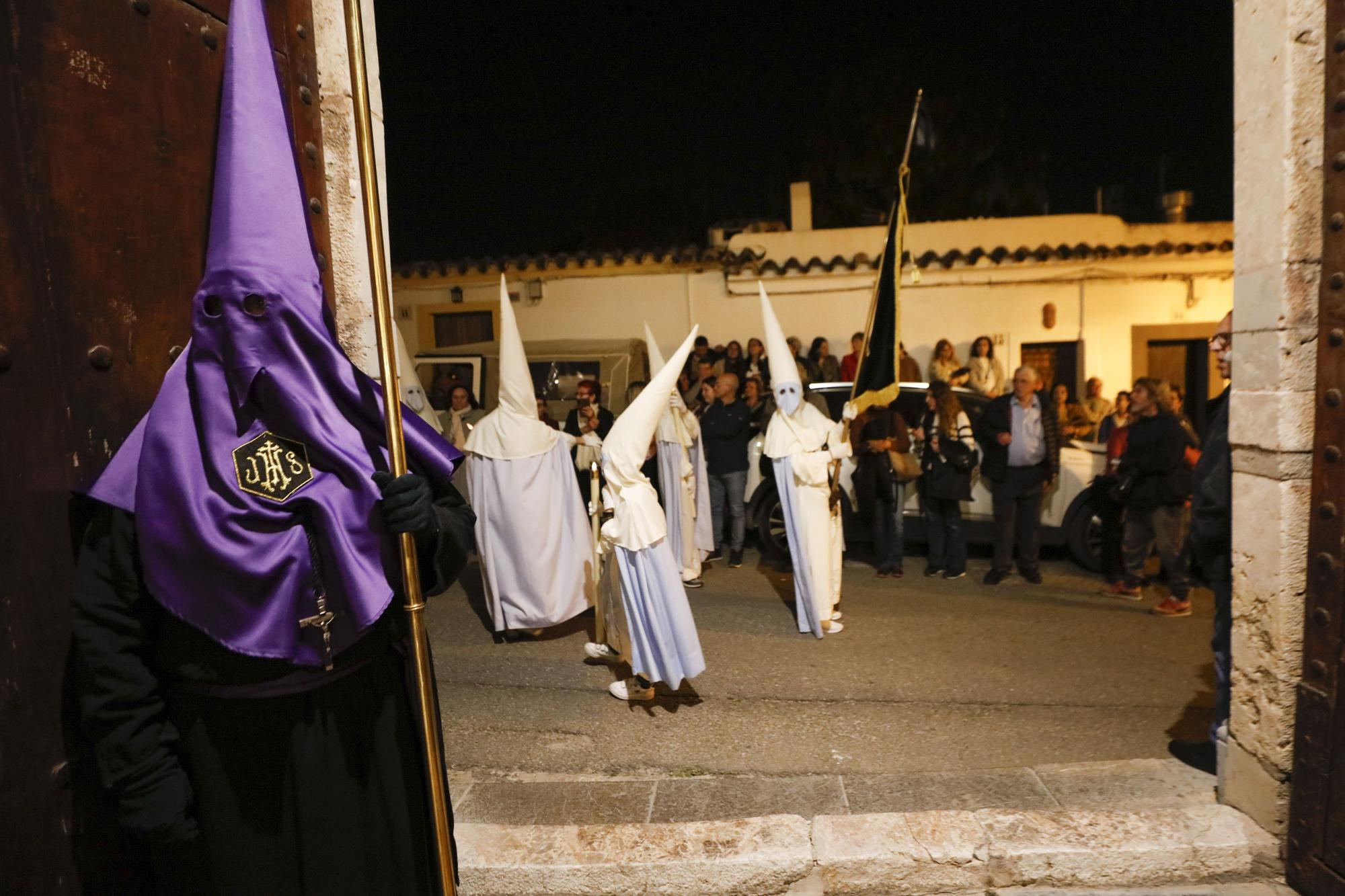 Mira aquí todas las fotos de la procesión del Viernes de Dolores en Ibiza