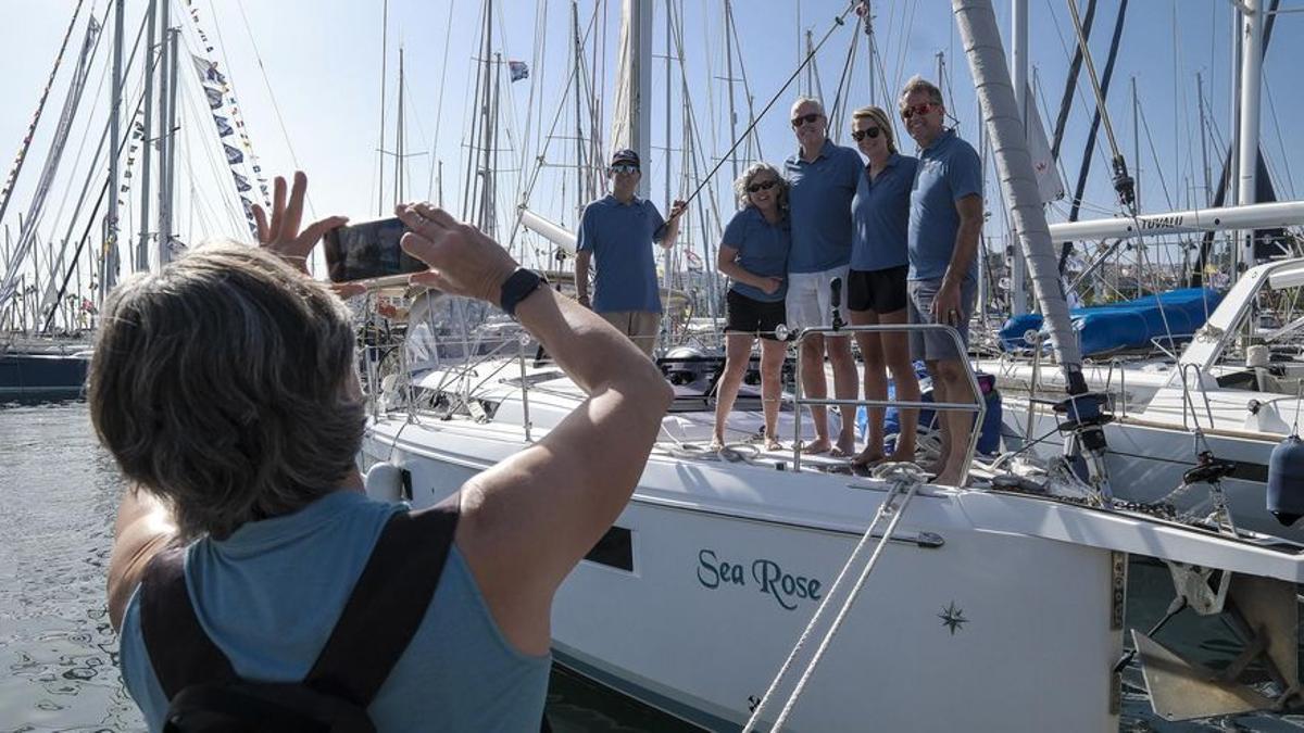 La tripulación de uno de los barcos que participó en la ARC de 2024 se fotografía antes de partir.