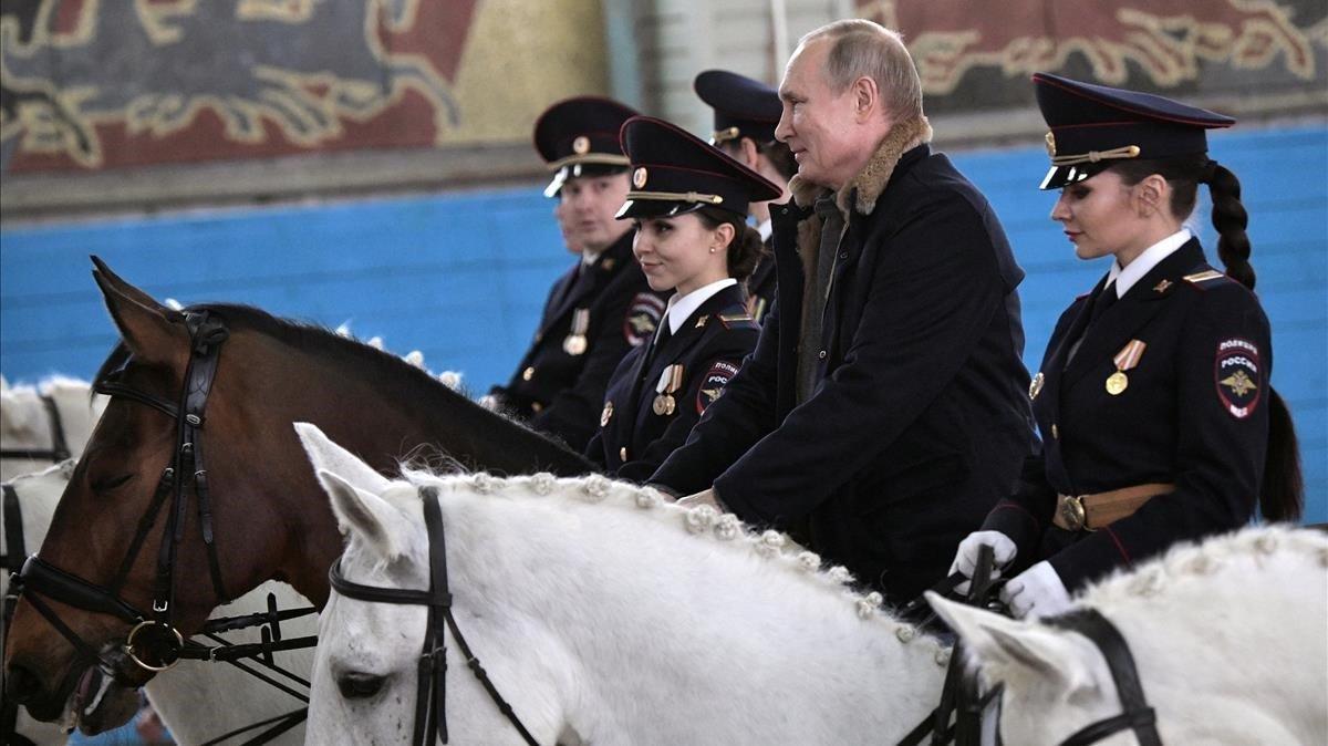 zentauroepp47257456 russian president vladimir putin  2nd r  rides a horse as he190307165746