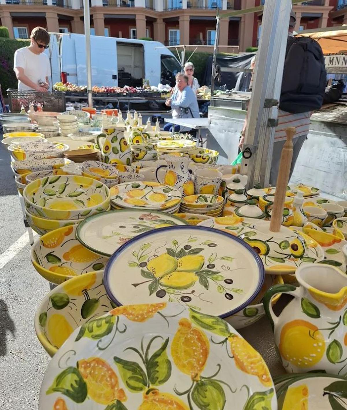 Mercadillo de Torrox Costa, el rastro de Málaga con 130 puestos llenos de descuentos y rebajas