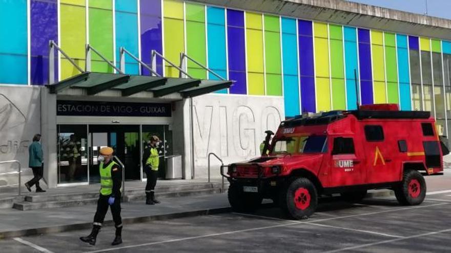 El Ejército desinfecta los hospitales públicos y las estaciones de Vigo