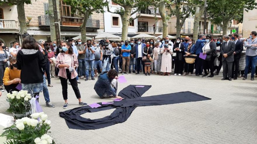 Minuto de silencio por el asesinato de una mujer embarazada y su hijo en sa Pobla