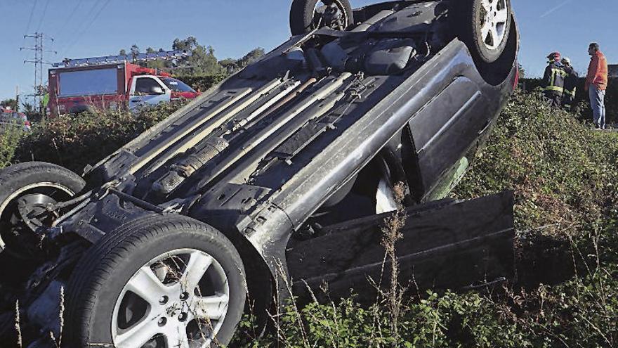 Estado en el que apareció el vehículo accidentado. // Iñaki Abella