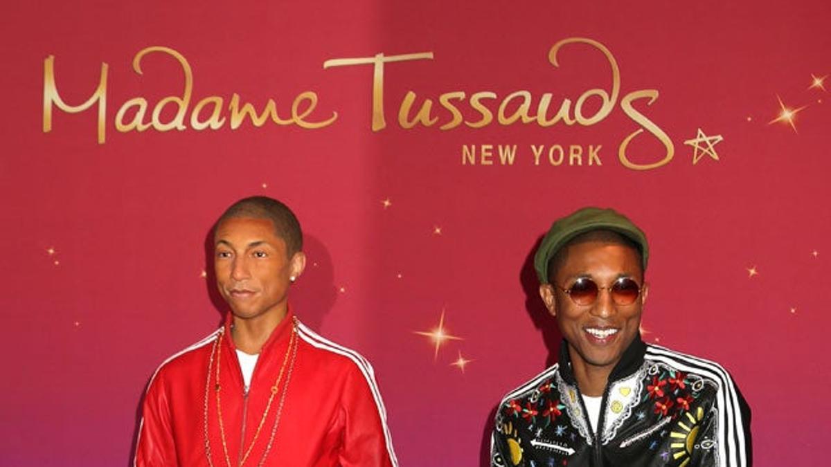 Pharrell Williams posa junto a su figura de cera en el Museo Madame Tussauds de Nueva York