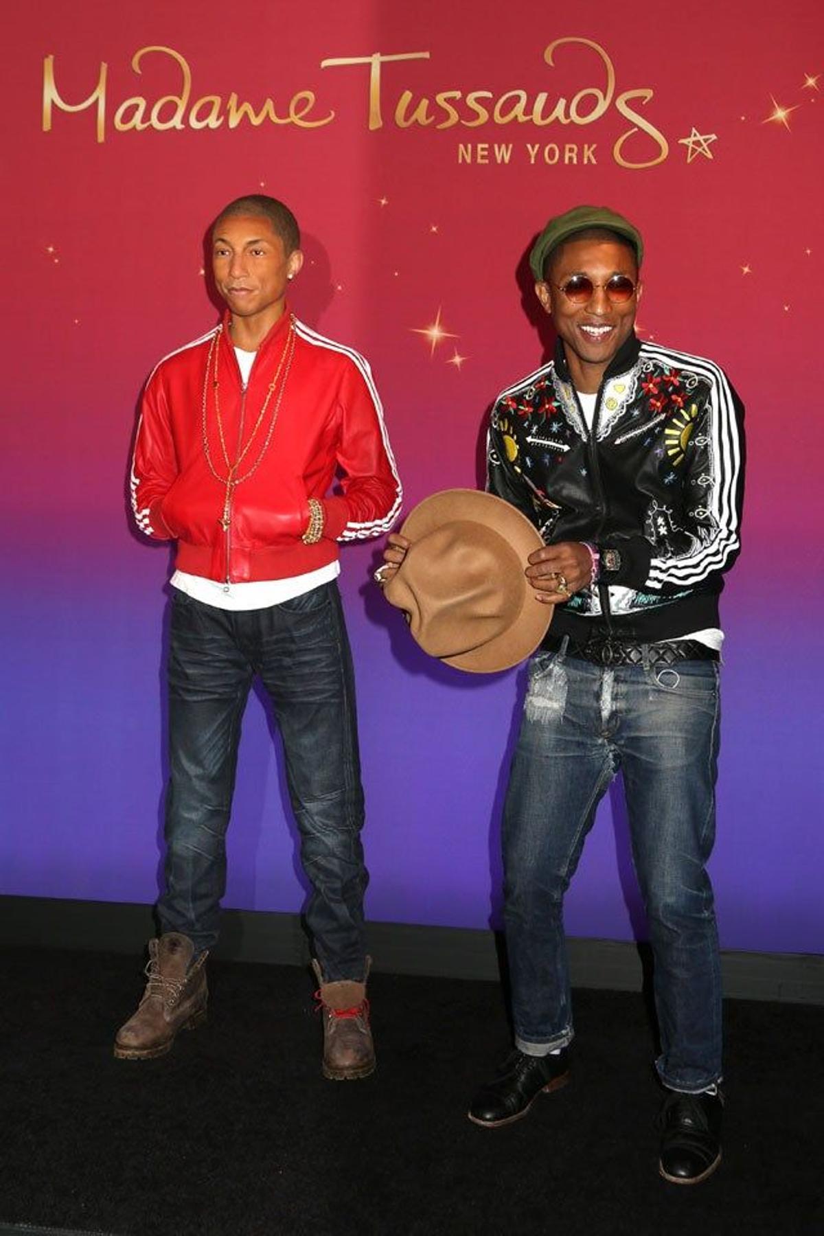 Pharrell Williams posa junto a su figura de cera en el Museo Madame Tussauds de Nueva York