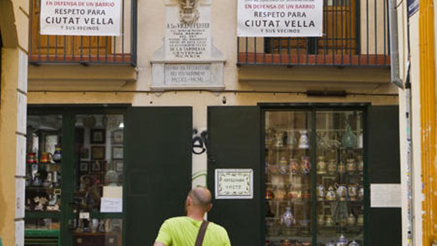 Los vecinos exigirán a Colomer la clausura de los pisos turísticos