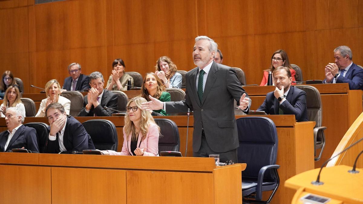 El presidente de Aragón, Jorge Azcón, responde a la oposición en el pleno de este viernes.