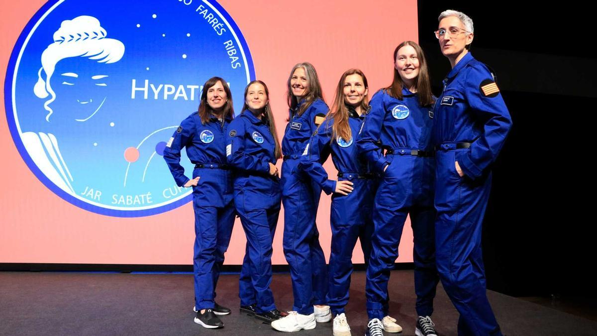 Sis de les nou integrants d'Hypatia I en la presentació a Barcelona de la missió de científiques catalanes a l'estació anàloga de Mart al desert de Utah, als Estats Units.