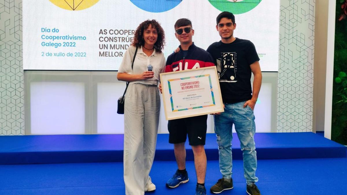 Hugo Tato y Nicolás Sueiro, junto a una de sus docentes, Paula Martínez, tras recoger el premio.