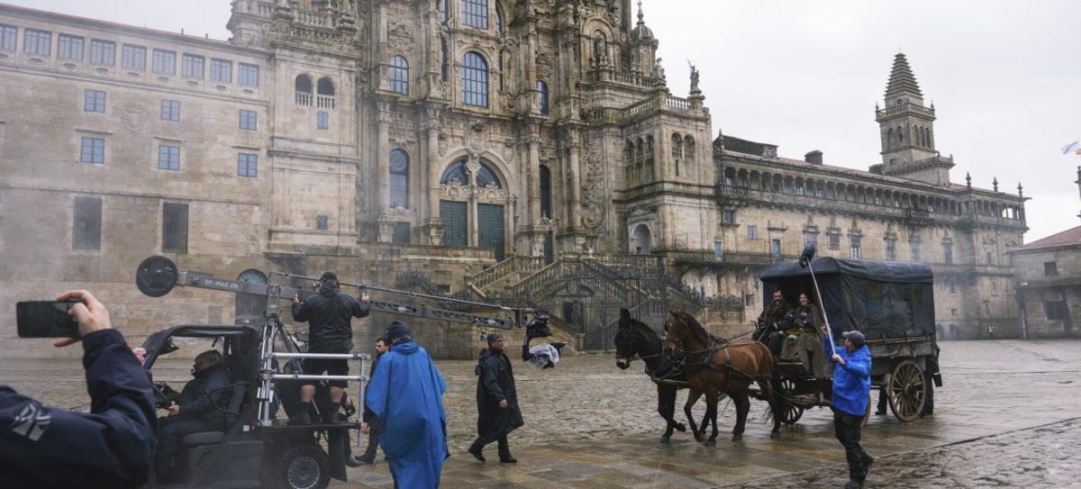 Luis Tosar conduce un carromato, ayer, en la Praza do Obradoiro. |  J. O. | Netflix