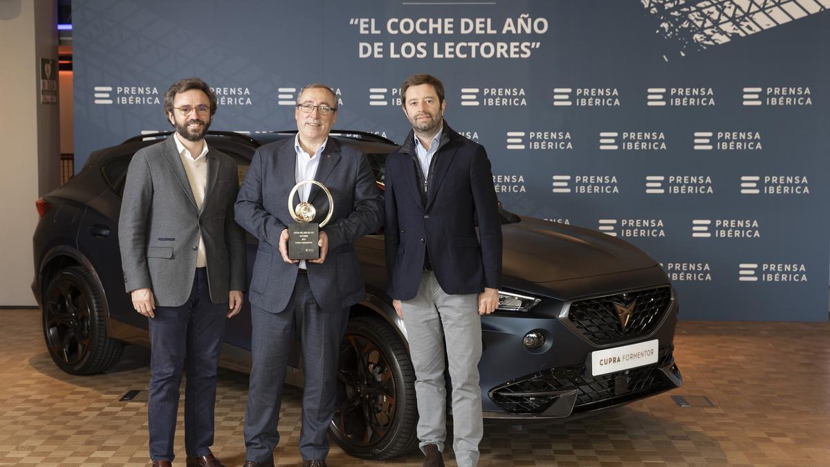 Aitor Moll i Mikel Palomera, acompanyats de Víctor Sarasola, director comercial de Cupra España.