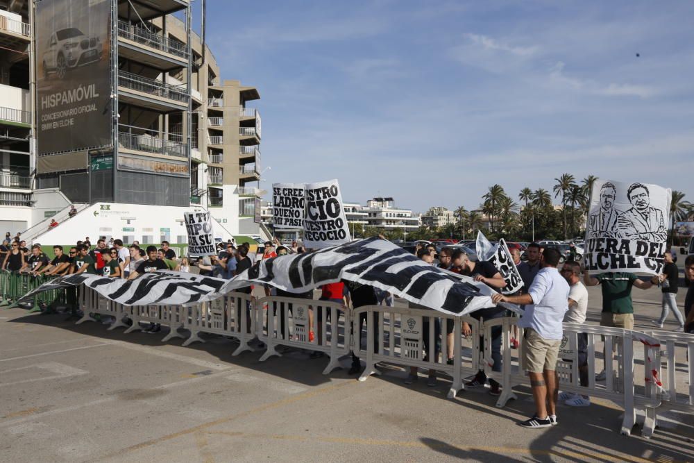 La afición recibe a los jugadores del Elche al grito de "mercenarios"