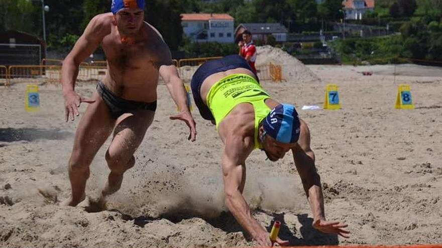 Javier Carballo, a la derecha, en una competición anterior de banderas. // J.L. Suárez