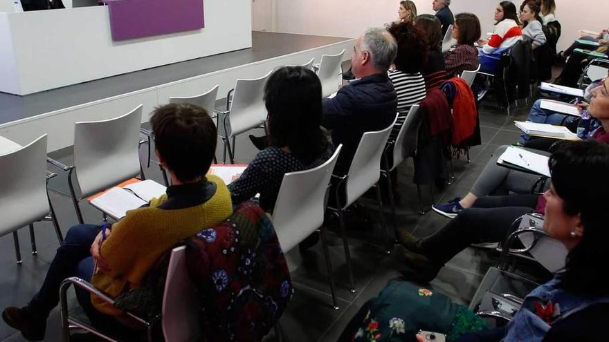 Participantes en la mesa redonda sobre la economía social como fuente de trabajo, en la Escuela de Emprendedoras.