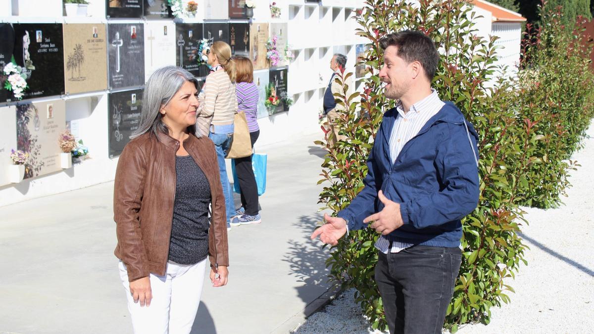 La regidora de Cementerio, Helena Gandia, y el regidor de Servicios Municipales y Transporte de Ontinyent, Jordi Vallés, han visitado hoy el camposanto.