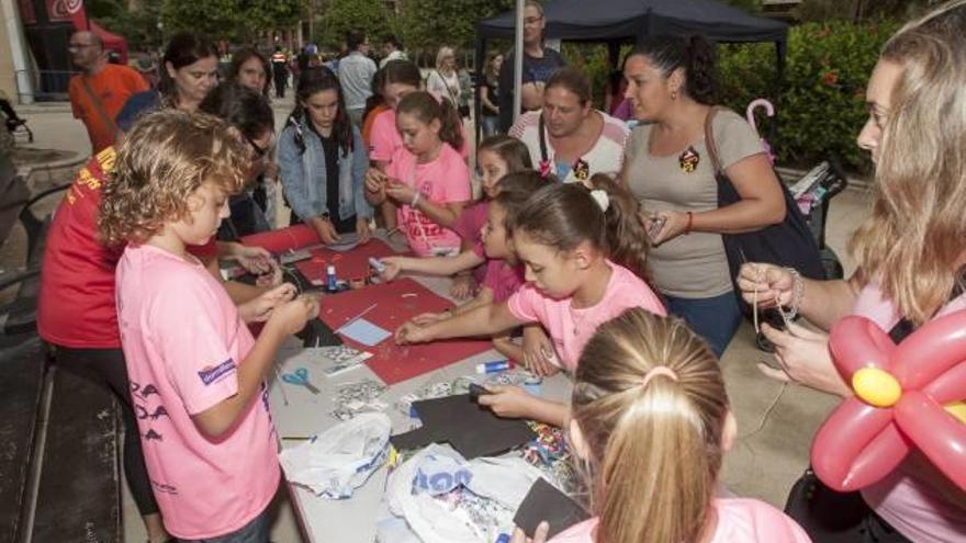 Los niños disfrutaron de la fiesta del foguerer infantil a pesar de la lluvia.