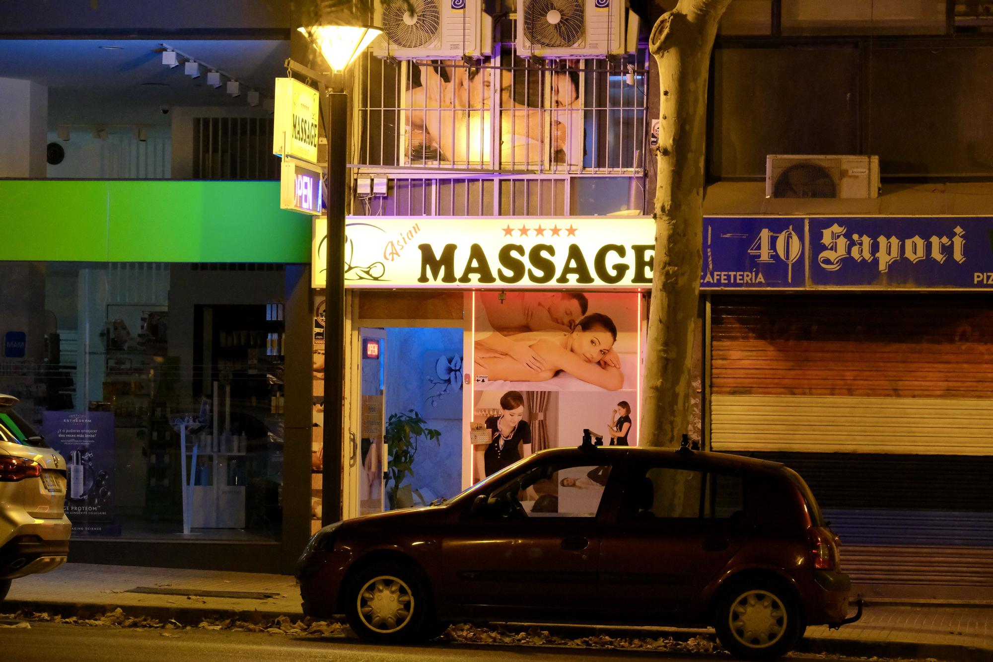 FOTOS: La proliferación de locales de masajes orientales en Palma