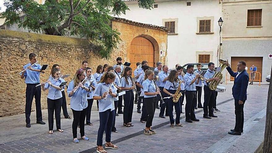 Joan Laínez, actual batuta, dirigiendo a la banda.