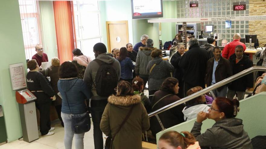 Colas para acceder a la renta social en Gijón