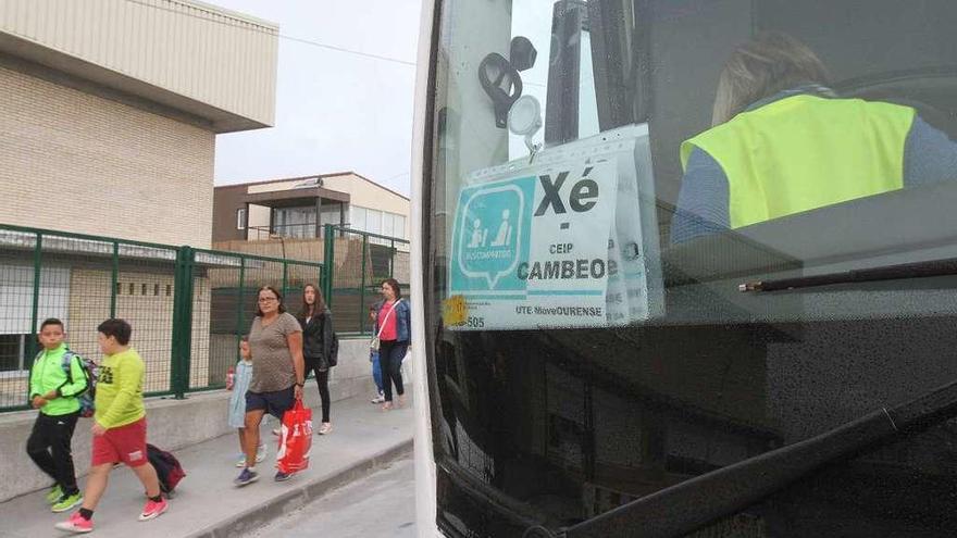 Un bus de uso compartido, en Ourense. // Iñaki Osorio