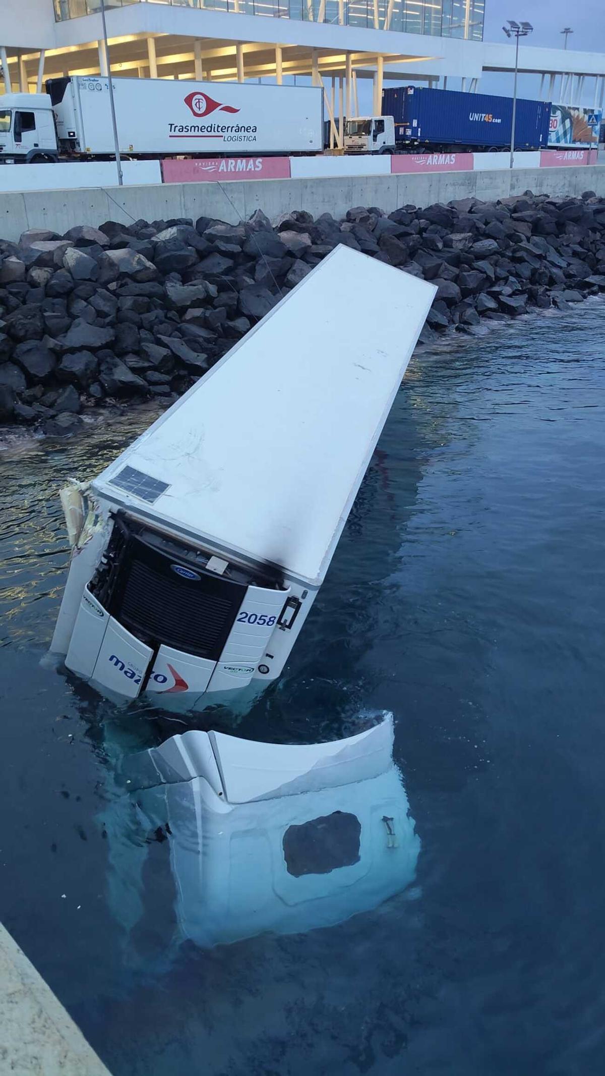 Un camión tráiler cae al mar en la terminal de Naviera Armas en el Puerto de Las Palmas