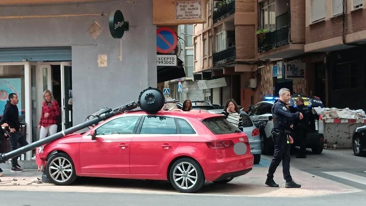 Imagen del vehículo siniestrado en la plaza del País Valencià.
