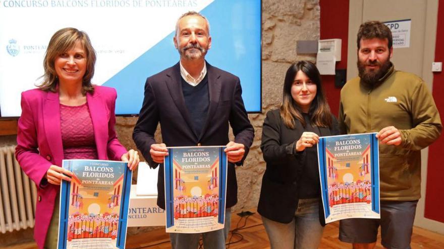 Sobre estas líneas, Nava Castro, alcaldesa de Ponteareas; Pedro Calaza, director de la Fundación Juana de Vega; Silvia Fernández, concejala de Medio Ambiente; y Manoel Ucha, portavoz de PEC, ayer. |   // ANXO GUTIÉRREZ