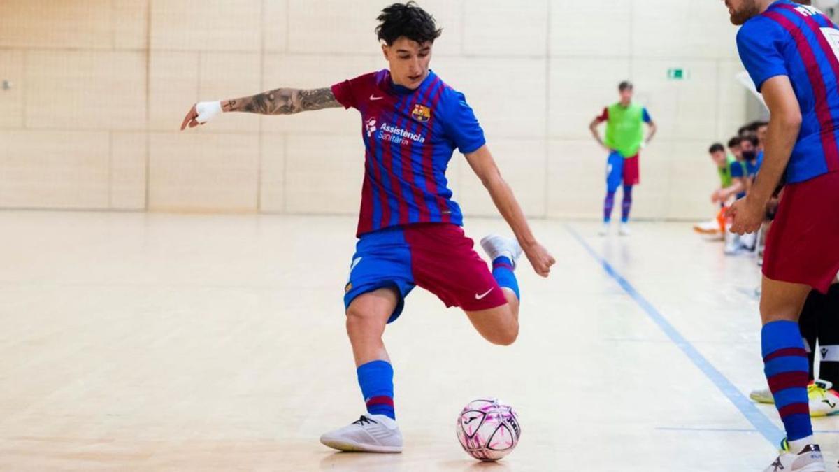 Álex García golpea el balón con la pierna zurda durante un partido con el Barça B. | GASIFRED