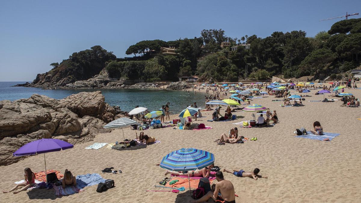 Gent a la cala Sant Francesc de Blanes