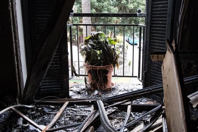 Una vela incendia un piso en el casco de Santa Brígida