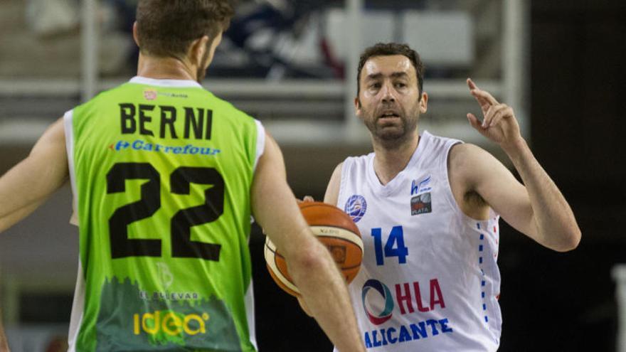 El base lucentino Pedro Rivero en la semifinal ante Ávila