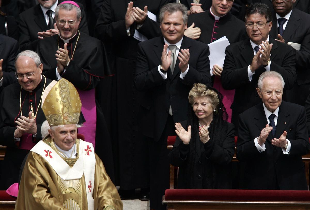 El papa Benedicto XVI pasa ante una delegación de representantes internacionales, durante su misa inaugural en la basílica de San Pedro, en El Vaticano, el 24 de abril del 2005.