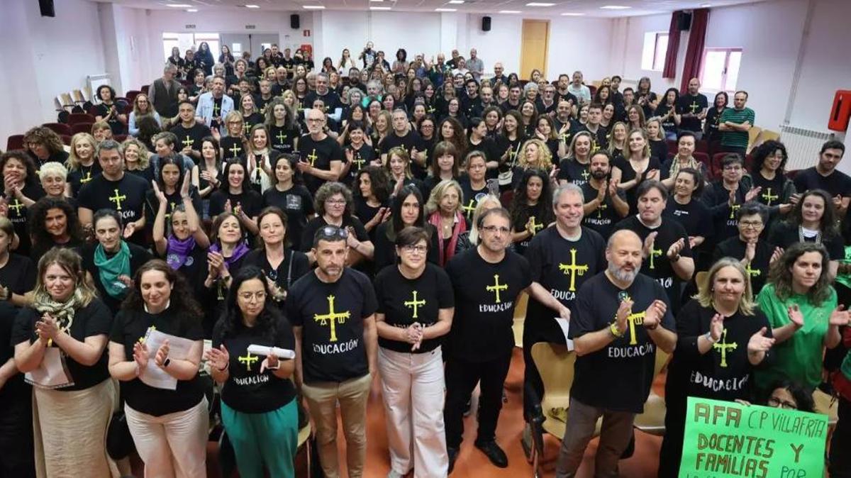 Concentración de directores de colegio de toda Asturias en el IES La Ería de Oviedo, el pasado mes de junio.
