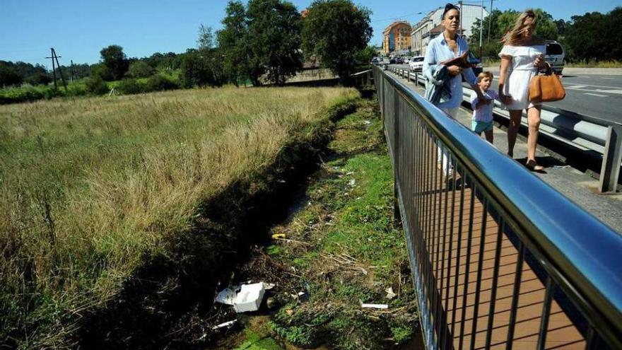 La basura se acumula en el regato de Fondón. // Iñaki Abella