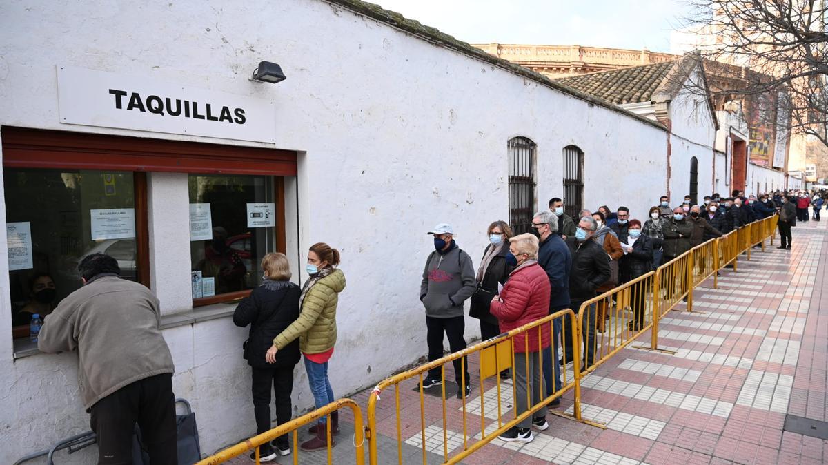 La plaza de toros de Castelló ha sido testigo de largas colas desde primera hora del lunes para conseguir una entrada para la Feria Taurina de Magdalena 2022.