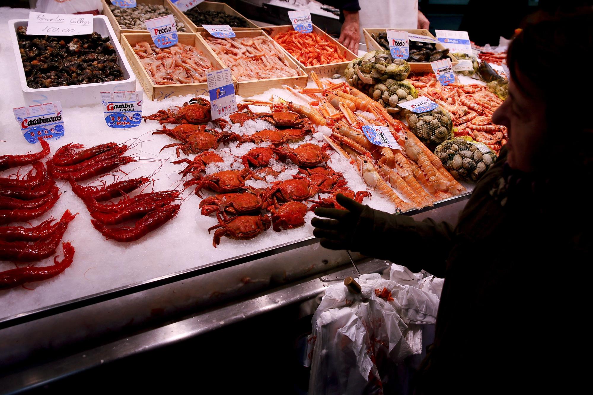 Puesto de marisco en un mercado tradicional