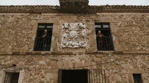 Pedro Beltrán, el alcalde mayor del Solar de Valdeosera, y Benito Díez, uno de los hidalgos, en el balcón de la Casa Solar, junto al escudo.