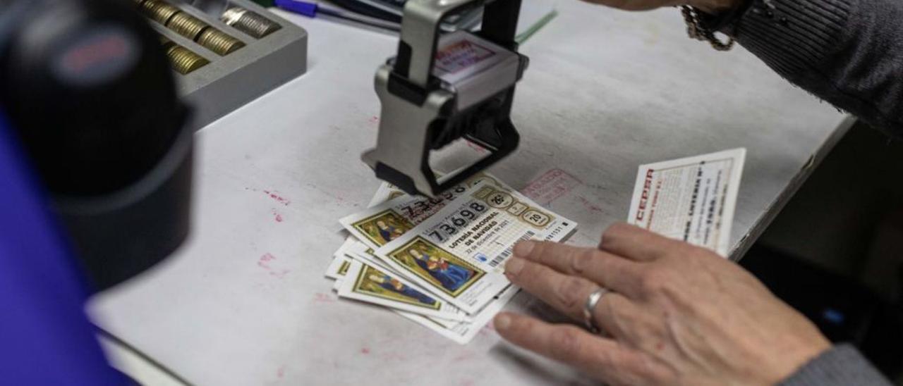 Sellado de décimos en una administración de lotería.