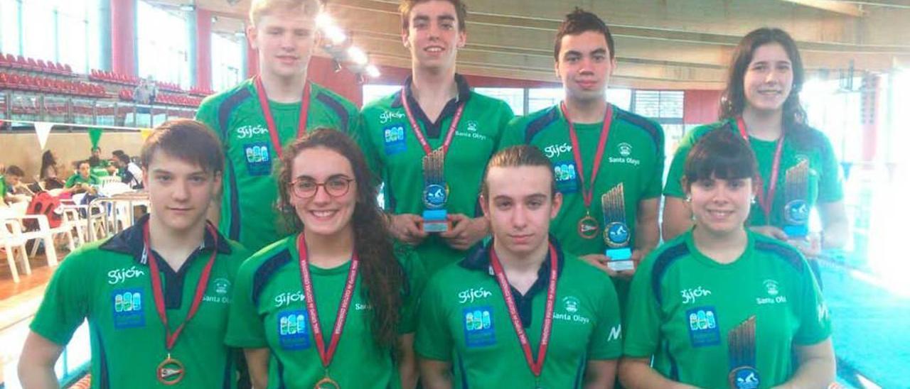 Los nadadores del Oly, con sus premios, en el &quot;Trofeo de la Sidra&quot;.