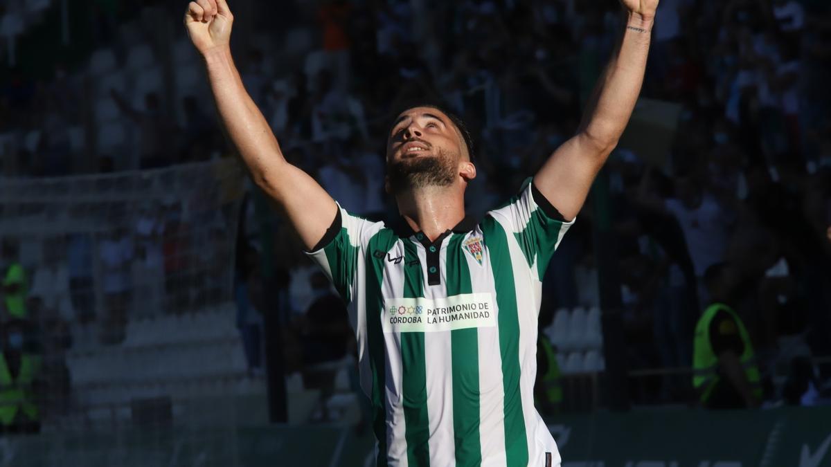 Omar Perdomo celebra su primer gol con el Córdoba CF, al Don Benito, este domingo en El Arcángel.