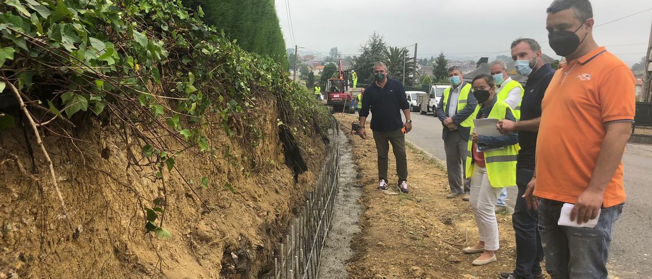 Por la izquierda, el presidente de la Plataforma Vecinal de la Fresneda Tony Gómez, el nuevo gerente de aguas Vidal Gago, el técnico de la empresa Carlos Muñoz, la técnico municipal Leire Gabilondo, el teniente de Alcalde Alberto Pajares y el concejal de Infraestructuras Javier Rodríguez mirando el nuevo conducto para el agua.