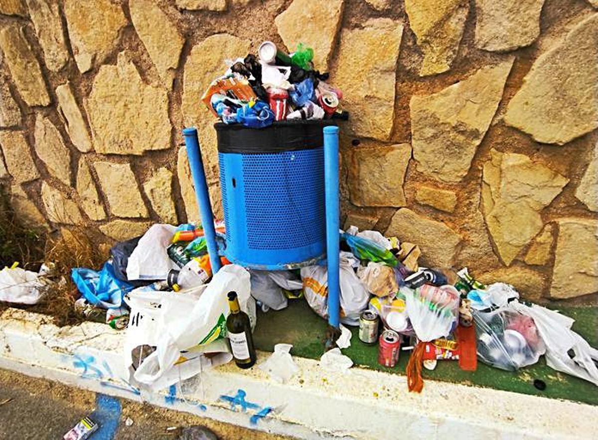 La cochambre se apodera de Puerto Blanco de Calp