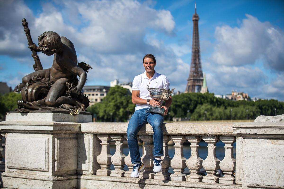 Nadal posa en el  puente Alexander III de París con su trofeo de campeón de Roland Garros y, de fondo, la imagen de la Torre Eiffel 