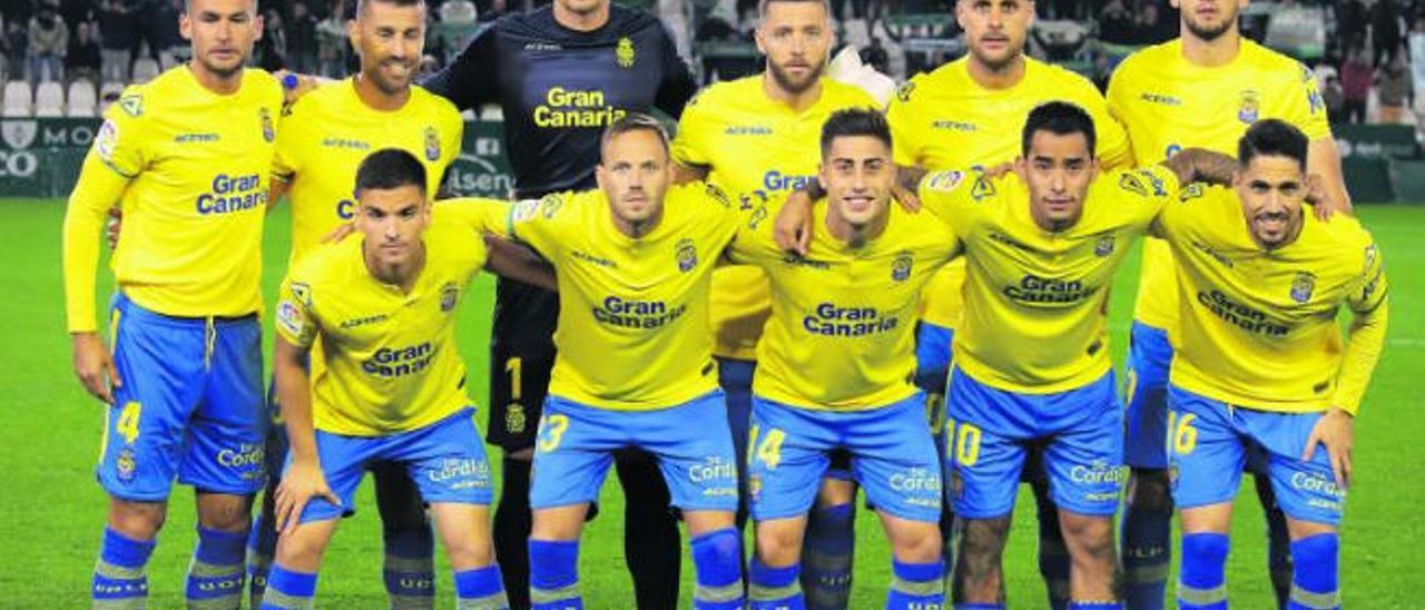 Formación inicial de la UD Las Palmas frente al Córdoba.