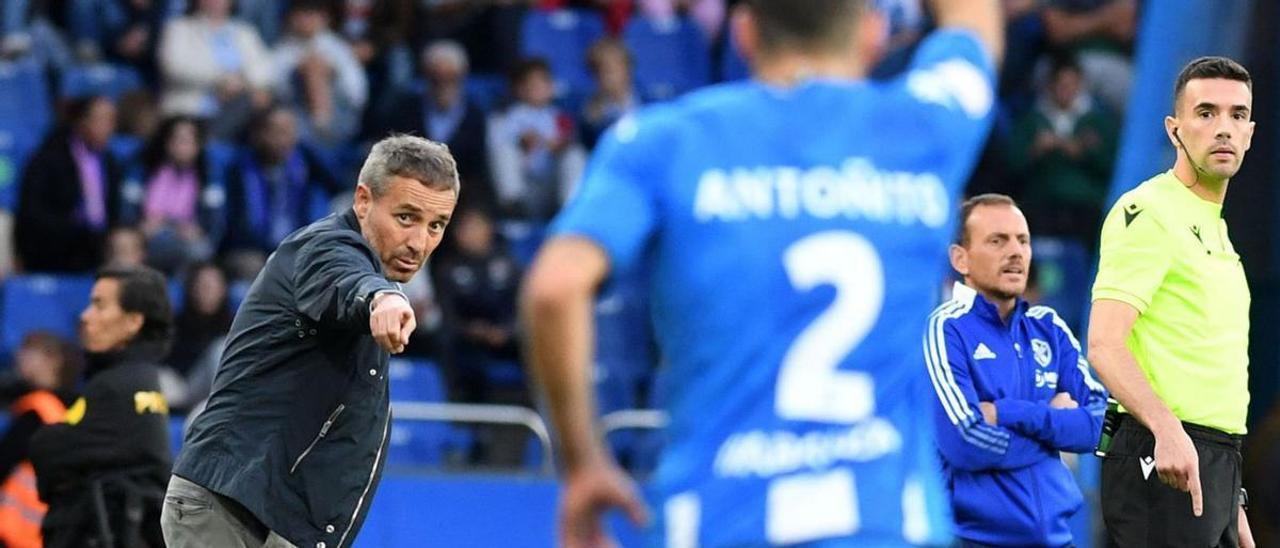 Óscar Cano, a la izquierda, da instrucciones durante el Dépor-Linares del pasado domingo. |  // C. PARDELLAS